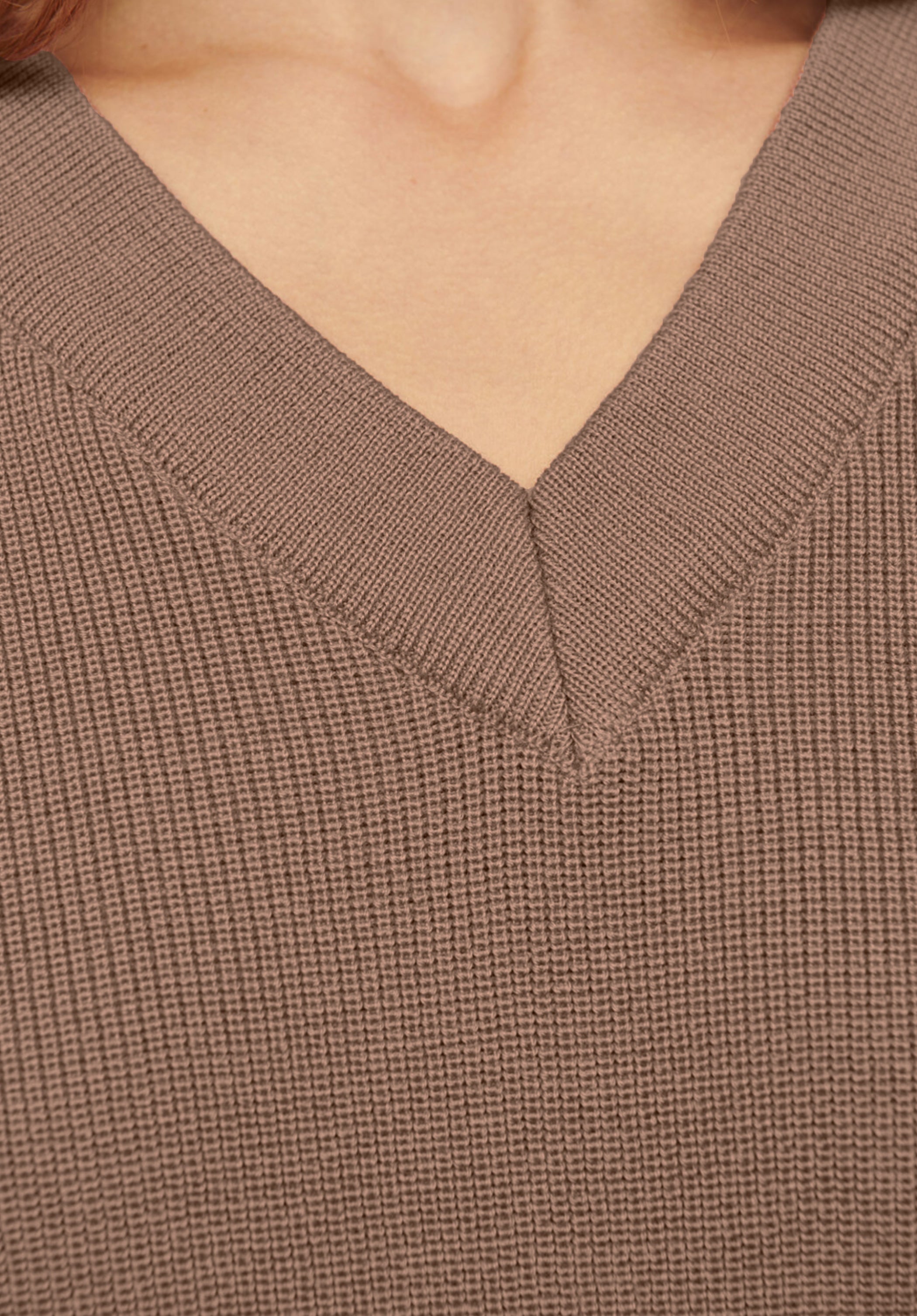 BEIGE MERINO V NECK